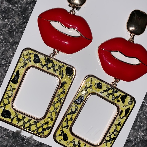 Earrings - Picture 3 of 7